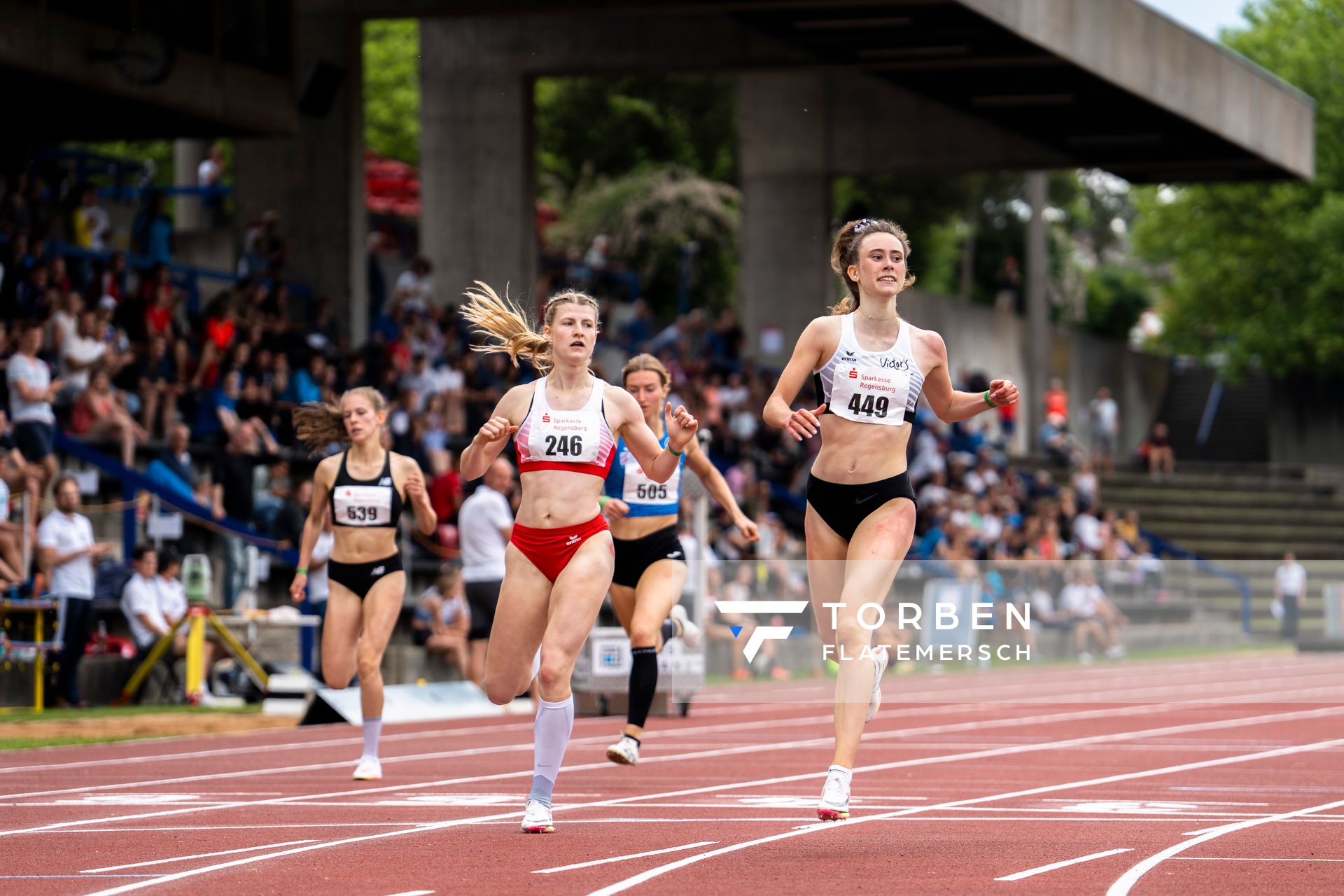 Lara-Noelle Steinbrecher (Sportclub Magdeburg), Maja Schorr (SV GO! Saar 05), Anna Hense (LG Olympia Dortmund) ueber 400m am 04.06.2022 waehrend der Sparkassen Gala in Regensburg